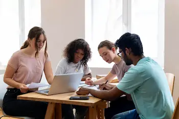 alumnos estudiando el examen C1 de Cambridge