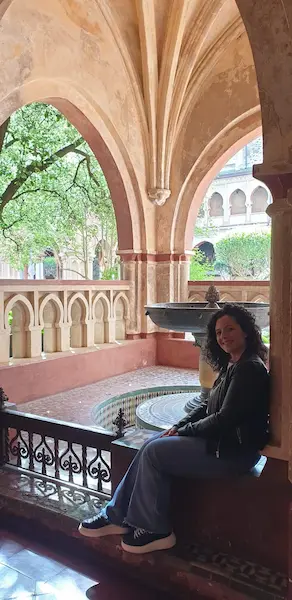 Profesora de Timeless English Academy en clase de inglés